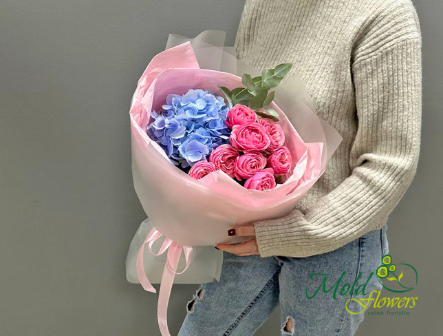 Buchet cu hortensie albastra si trandafiri de tip bujor foto